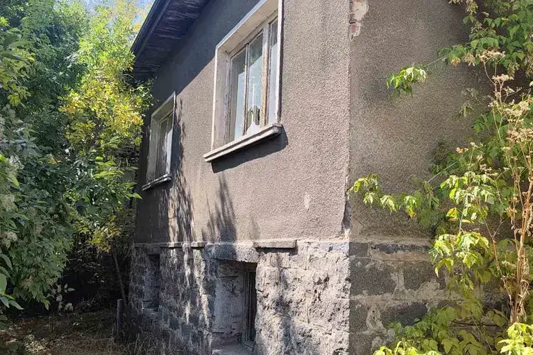 House in Pernik, Iztok