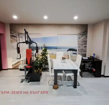 Снимка 4 — Просторна къща с 3 етажа и гаражи в центъра на Перник