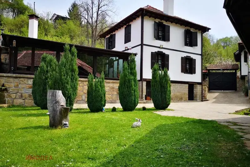 Две реновирани къщи с механа в Плачковци, област Габрово