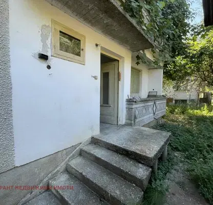 Снимка 2 — Масивна триетажна къща с 5 спални в Плачковци, двор 700 кв.м