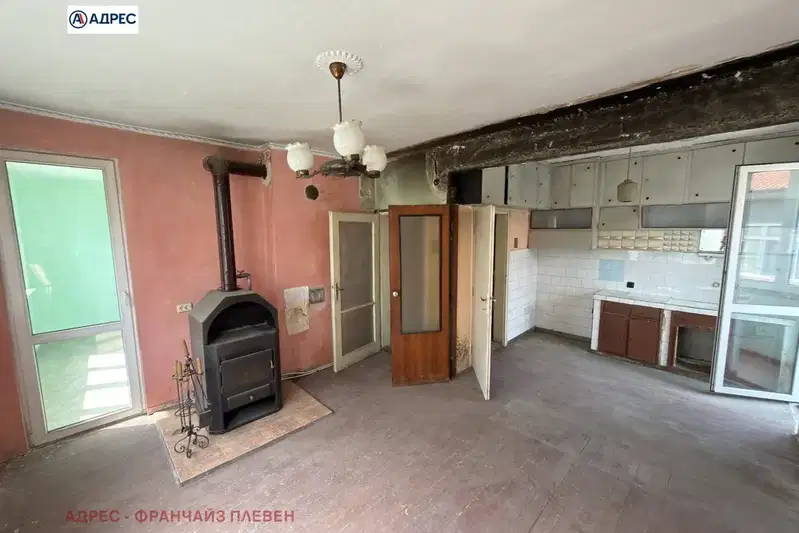 Spacious two-storey house with garages in Shirok Tsentar, Pleven