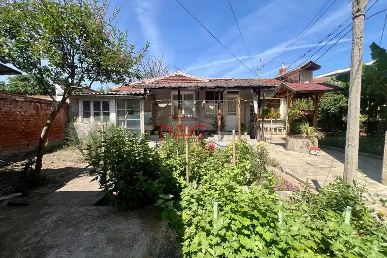 One-story house with yard in the center of Parvomay