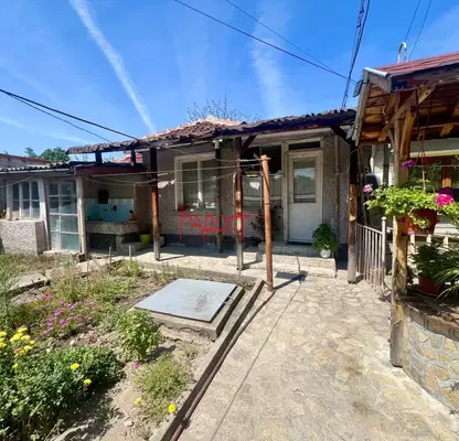 Photo 2 — One-story house with yard in the center of Parvomay