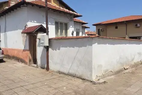 3-room house with yard in the center of Parvomay