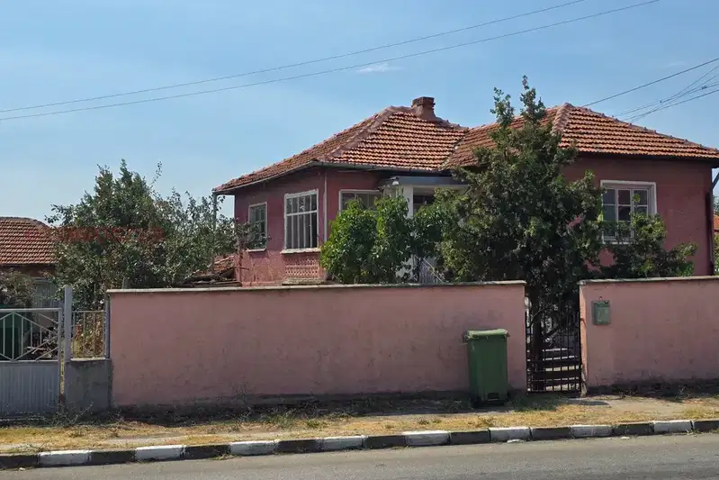 6-room house in Debar district, Parvomay with yard