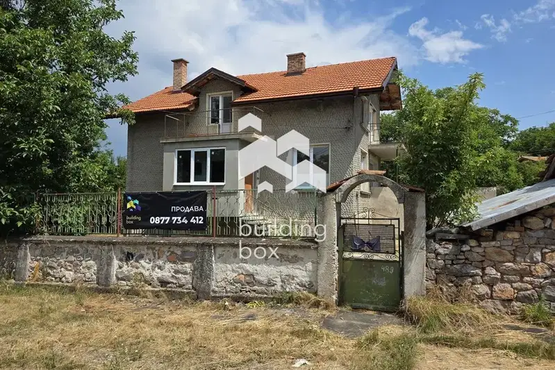 Двуетажна къща с двор в с. Стефаново, Радомир