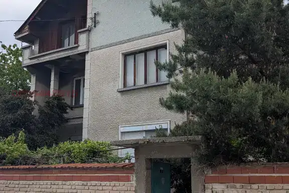 Къща с 4 етажа и голям двор в Раковски, кв. Секирово