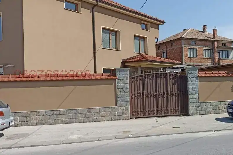 Къща с паркинг в гр. Раковски, област Пловдив