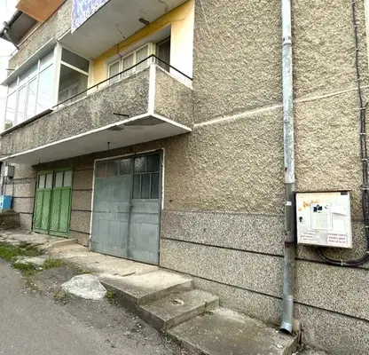 Photo 2 — Three-storey house with garage in the centre of Razgrad