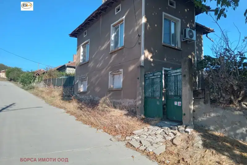 Къща с 6 стаи и двор в гр. Роман, обл. Враца