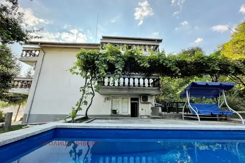 Three-storey house with pool in Sredna kula, Ruse
