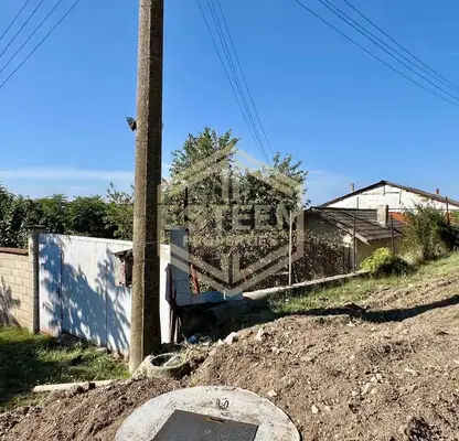 Снимка 4 — Къща с две стопански постройки в местност Караач, Русе