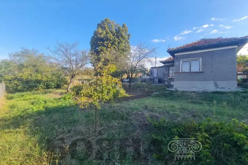 House with 724 sq m yard in Sredna kula, Ruse