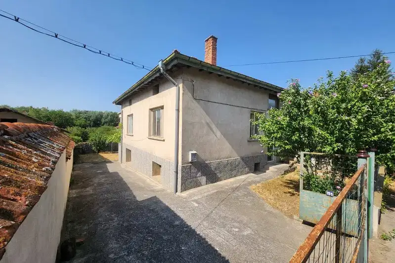 Solid 3-storey house with large yard in Aldomirovtsi village
