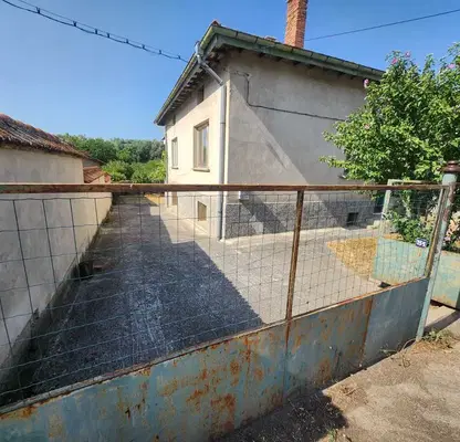 Photo 2 — Solid 3-storey house with large yard in Aldomirovtsi village