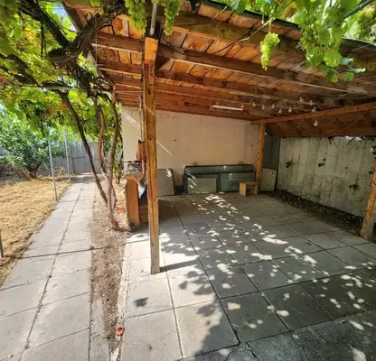 Photo 5 — Solid 3-storey house with large yard in Aldomirovtsi village