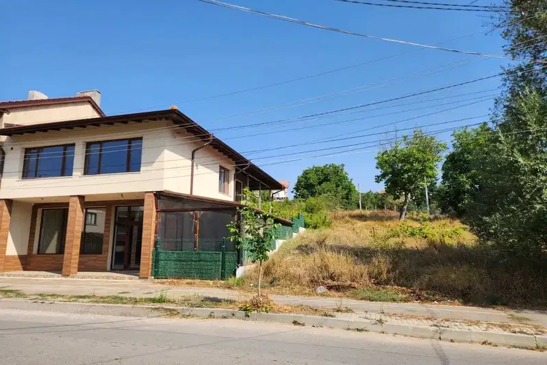 3-room house in Aldomirovtsi village with large yard