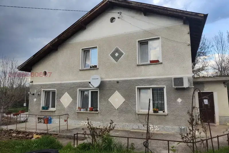 Two-storey house with large yard in Aldomirovtsi village, Sofia region