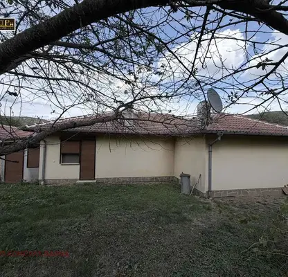Снимка 2 — Просторна къща с 4 спални в с. Арковна, двор 1300 кв.м