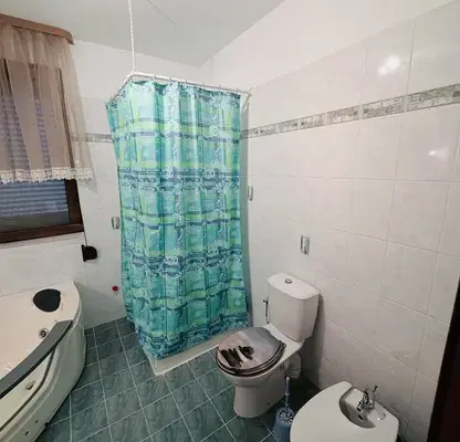 Снимка 5 — Просторна къща с 4 спални в с. Арковна, двор 1300 кв.м