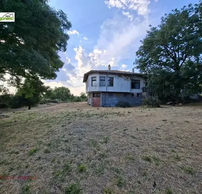 Photo 2 — Solid 2-storey house with large yard in Avren village