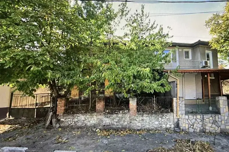 Двуетажна къща с 3 стаи и гараж в с. Белащица, обл. Пловдив