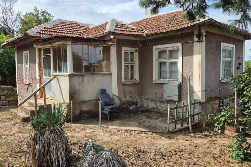 Къща с 3 стаи в с. Белотинци, област Монтана, с голям двор