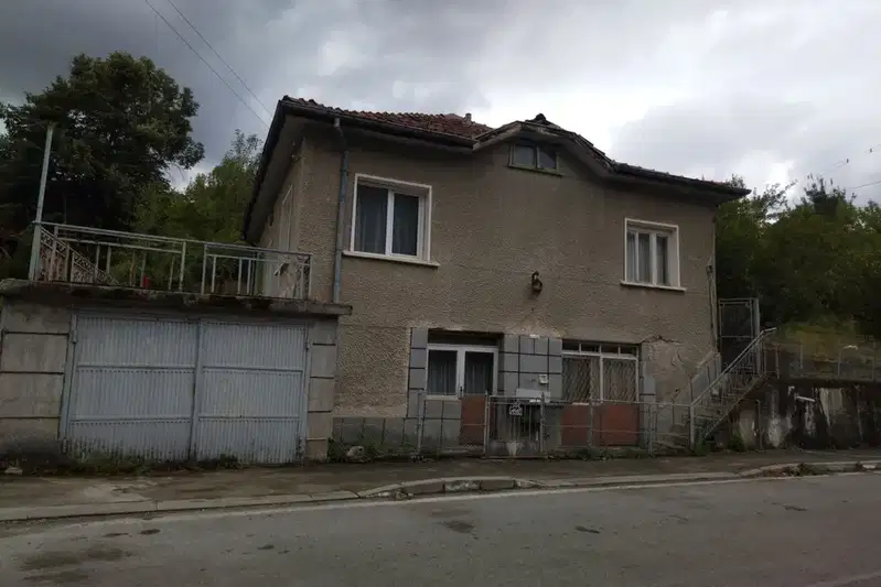 Къща с 2 входа и гараж в с. Блатешница, обл. Перник