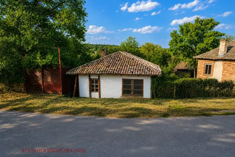 House with 3 rooms and large yard in Braknitsa village, Targovishte region
