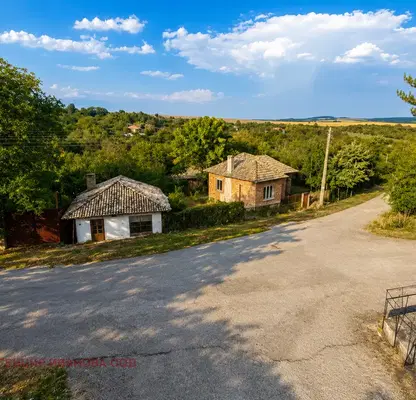 Photo 2 — House with 3 rooms and large yard in Braknitsa village, Targovishte region