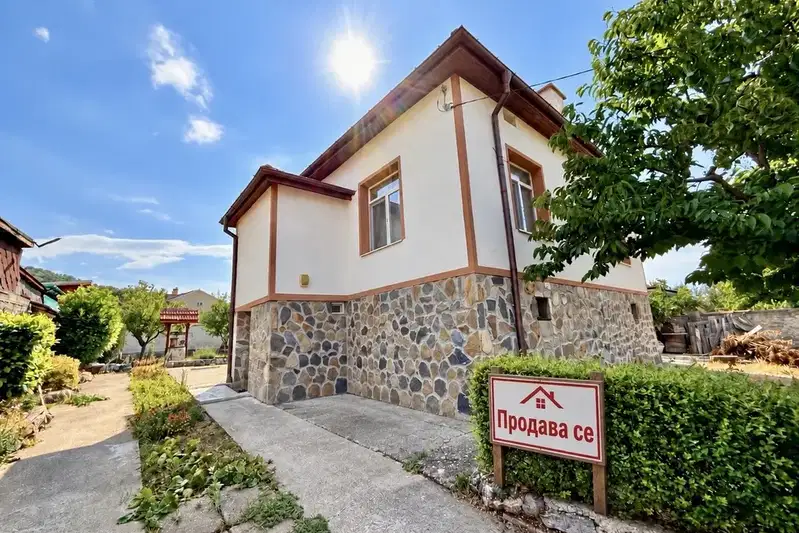 House with 3 bedrooms and a tavern in Brestovitsa village, Plovdiv region