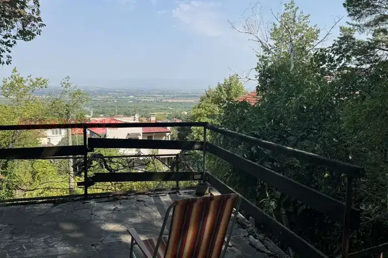 Къща с 2 стаи и гараж в с. Брестовица, област Пловдив