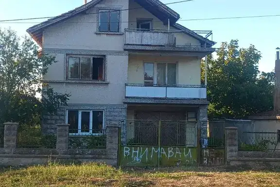 Two-storey house with 4 rooms in Brashlen village, Ruse region