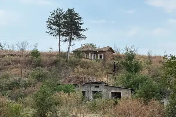 Small house with large yard in Brashlyanitsa village, Pleven region