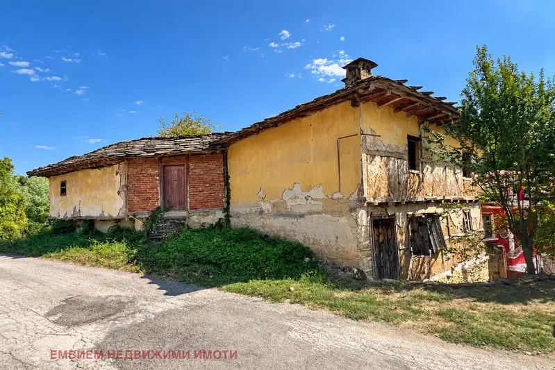 Възрожденска къща с панорамна гледка в с. Българене, обл. Ловеч