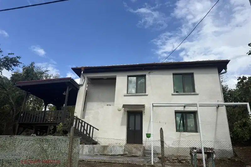 Реновирана къща с 4 спални в с. Българи с планинска гледка