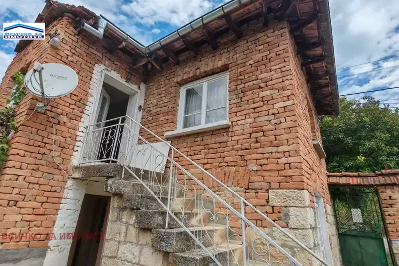 Къща с 2 стаи в централната част на с. Бъзовец, област Русе