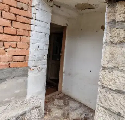 Снимка 2 — Къща с 2 стаи в централната част на с. Бъзовец, област Русе