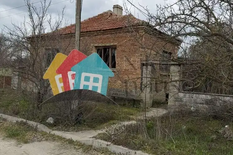 House with 3 rooms and large yard in Tsarevtsi village, Varna region
