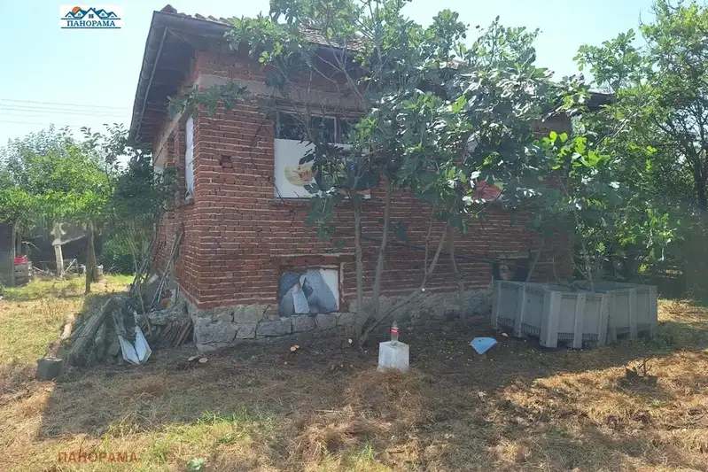 Solid house with yard in Tsarimir village, Plovdiv region