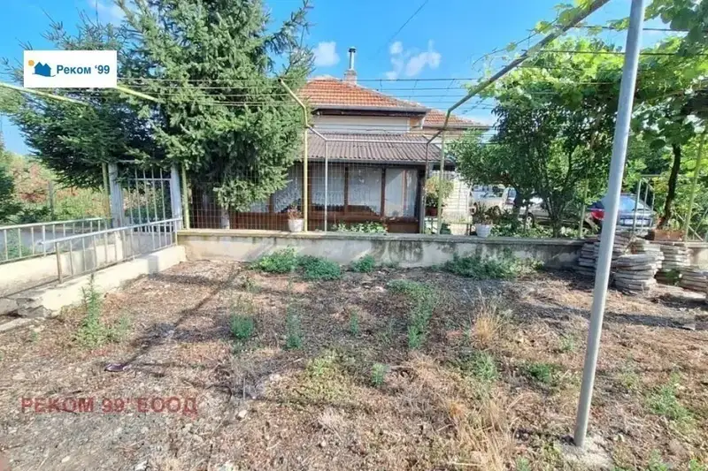 Къща с 2 стаи и лятна кухня в с. Церковски, обл. Бургас