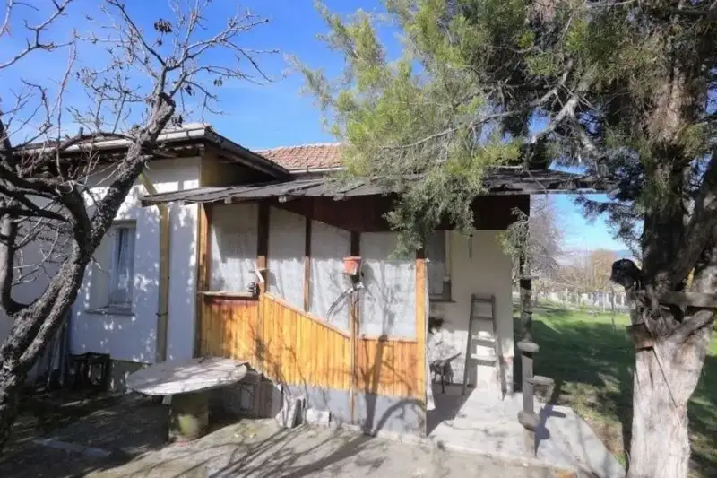Къща с 2 стаи в с. Чуковец, област Перник с голям двор