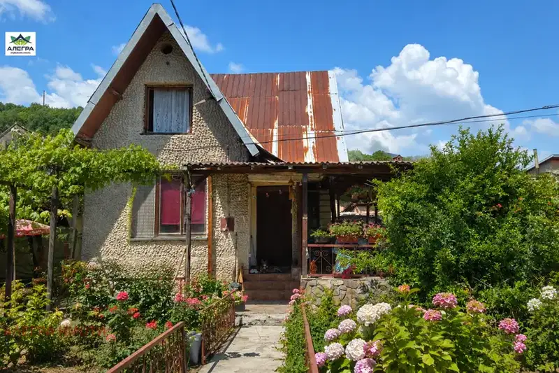 Two-storey house with yard in Debrashtitsa village, Pazardzhik region