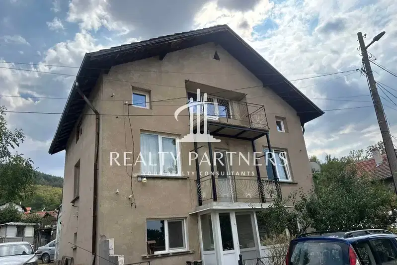 Самостоятелна къща с двор в центъра на с. Дивотино