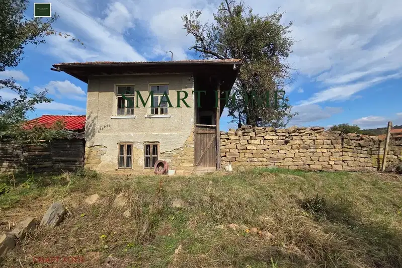 Двуетажна къща с двор в с. Джулюница, обл. Велико Търново
