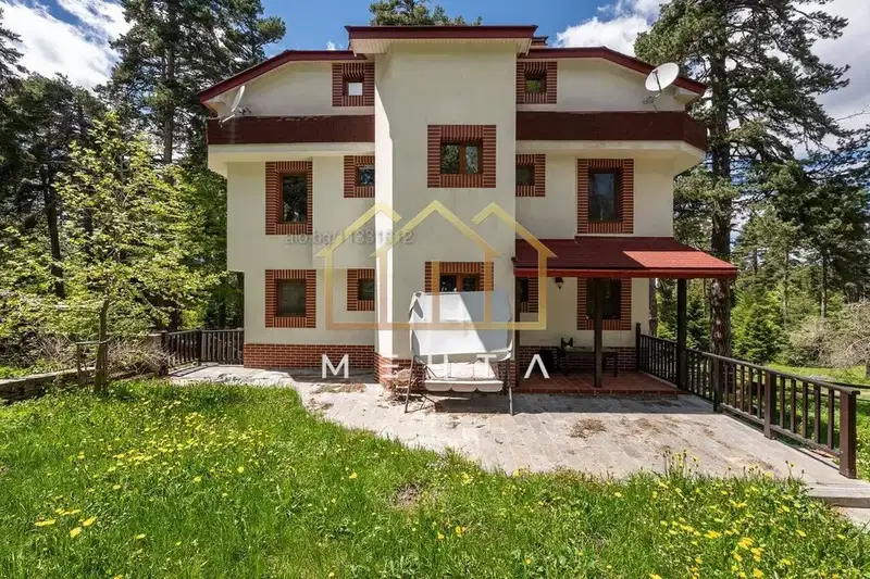Четириетажна къща с 8 спални в с. Добралък, област Пловдив