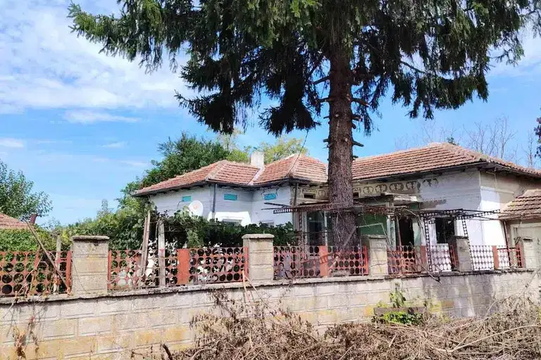 Къща с двор в с. Добрево, област Добрич