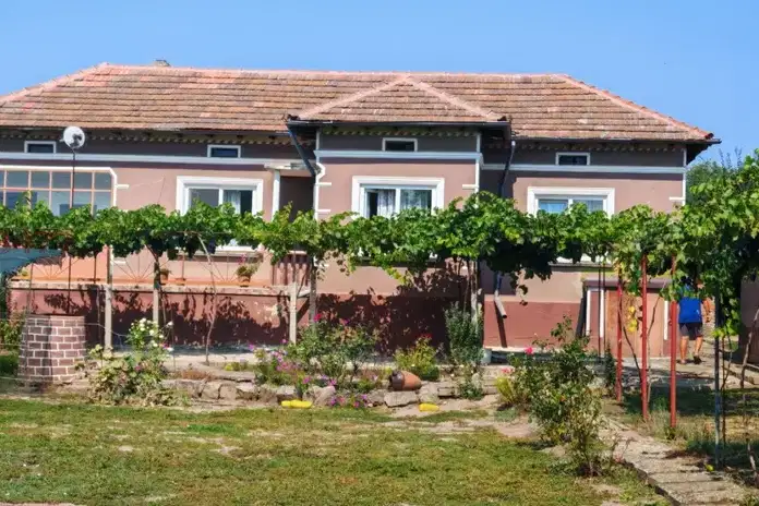 House with 4 rooms and yard in Dobrevo village, Dobrich region