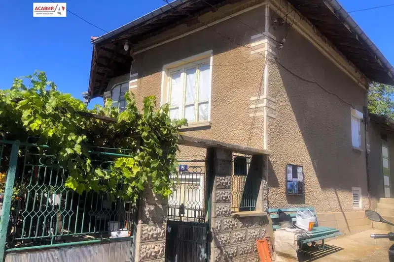 Spacious house with yard in Doyrentsi village, Lovech region