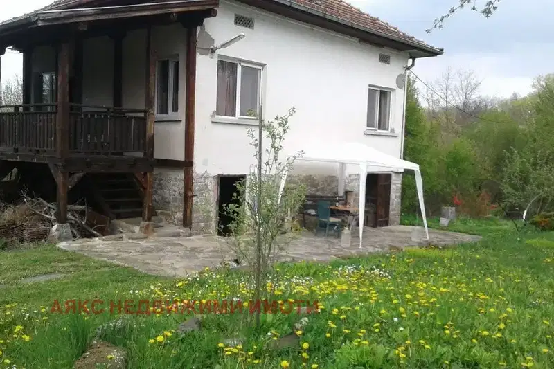 Къща с 2 стаи и голям двор в с. Долна Диканя, област Перник